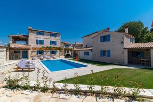 een villa met zwembad en huis bij Villa Racan in Bokordići