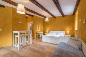 een slaapkamer met een bed, een tafel en stoelen bij Villa Racan in Bokordići +50 foto's