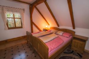 ein Schlafzimmer mit einem Bett in einem Zimmer mit einem Fenster in der Unterkunft Vineyard Cottage Vina in Medu in Trebelno