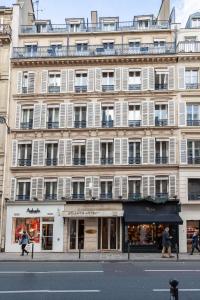 パリにあるホテル アトランティスの通り側の大きな建物