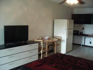 eine Küche mit einem Tisch und einem weißen Kühlschrank in der Unterkunft Newly Furnished Large Clean Quiet Private Unit in Fort Lauderdale