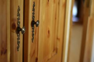 un primer plano de una puerta de madera con una cadena en Casa Lacasta, en Arguisal