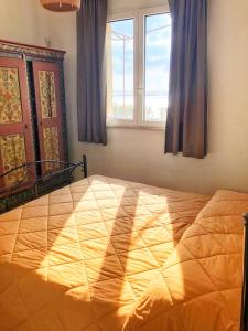 a large bed in a bedroom with a window at Villa Mariapaola in Torre Vado