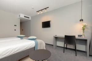 Televízia a/alebo spoločenská miestnosť v ubytovaní Hotel Kolovare