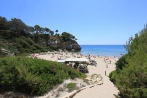 a group of people on a beach with the ocean at Synergie SI09 - La Jota in Salou