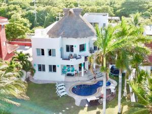 an aerial view of a house with a swimming pool at Bella Casa Privada junto al Mar Caribe in Cancún
