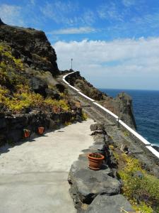 een kronkelende weg op een klif naast de oceaan bij casa cueva el Pozo las Calcosas in Pozo de las Calcosas