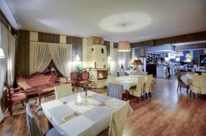 ジュコボにあるRestauracja Sidłoのダイニングルーム(テーブル、椅子付)、 +8枚の写真