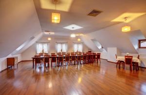 ジュコボにあるRestauracja Sidłoのテーブルと椅子が備わる広い客室です。