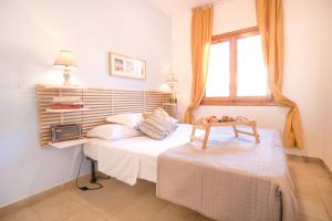 una camera da letto con un letto e un tavolo sopra di Homey Experience - Sea Corner Apartment a La Maddalena