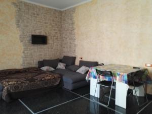 ein Wohnzimmer mit einem Sofa und einem Tisch in der Unterkunft Bumby's apartment in Genua
