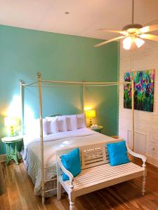 Een bed of bedden in een kamer bij Creole Gardens Guesthouse and Inn
