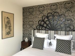- une chambre dotée d'un lit avec un mur noir et blanc dans l'établissement Hotel Minera, à Monticello