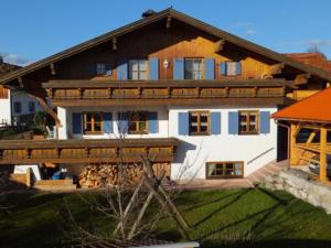 a large house with a gambrel roof at Ferienwohnung Alpenstern in Rieden am Forggensee