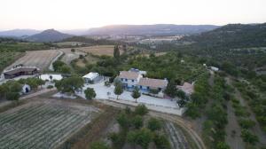 una vista aérea de una casa en un campo en Casas Rurales Luis, en Moratalla