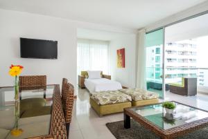 un soggiorno con un letto e un divano di Travelers Orange Cartagena a Cartagena de Indias