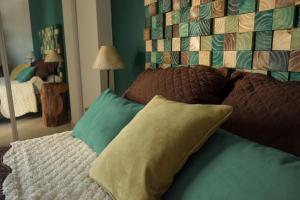 1 dormitorio con cama con cabecera y almohada en Departamentos de Diseño Punto Norte - Pueyrredon en Salta