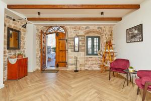 ein Wohnzimmer mit Holzboden und einer Tür in der Unterkunft Villa Emily in Kotor