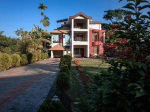 Blick auf ein Haus von der Straße in der Unterkunft Bononi in Jorhat