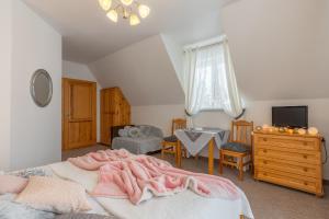Un dormitorio con una cama con una manta rosa. en Willa Gawra II en Bukowina Tatrzańska