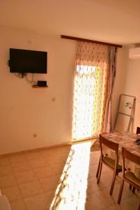 TV a/nebo společenská místnost v ubytování Apartmani Bambolina i Zala