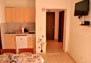 Kuchyň nebo kuchyňský kout v ubytování Apartmani Bambolina i Zala