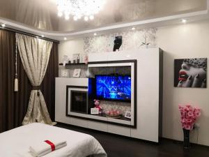 イヴァノヴォにあるАпартаменты класса Люксのベッドルーム1室(テレビ付)、