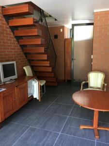 Habitación con escalera, escritorio y mesa. en Spa102, en Pobierowo