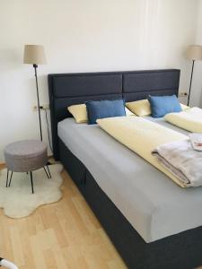 um quarto com uma cama grande e almofadas azuis em Appartement 29/1 em Schwäbisch Hall