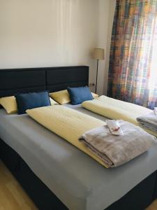 a bedroom with two beds with blue and yellow pillows at Appartement 29/1 in Schwäbisch Hall