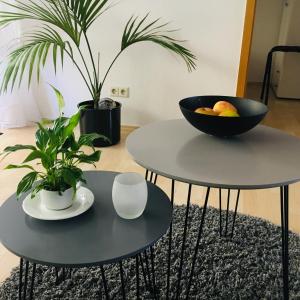 duas mesas com uma tigela de fruta em cima delas em Appartement 29/1 em Schwäbisch Hall