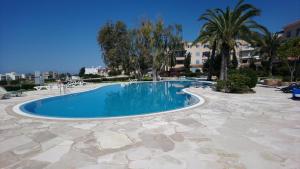 La alberca dentro o cerca de H&O Best Apt In Paphos!