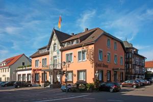 um edifício com uma bandeira em cima dele numa rua em Hotel Krone em Rielasingen-Worblingen