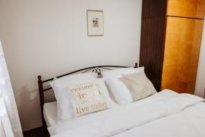 Postel nebo postele na pokoji v ubytování Sojka apartmány Jeseníky