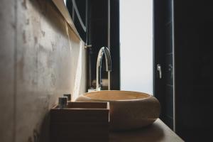 a bathroom with a wooden sink and a window at Niteroom Boutiquehotel & Apartements in Duisburg