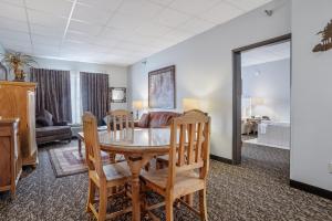 Elevation Inn & Suites, Trademark Collection by Wyndham的休息区