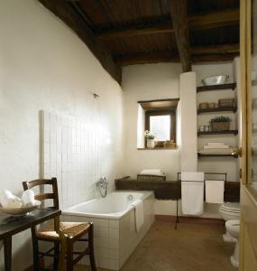 baño blanco con bañera y aseo en Borgo di Pianciano, en Spoleto