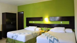 Säng eller sängar i ett rum på Villa del Angel Hotel