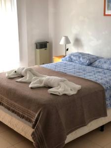 Un dormitorio con dos camas con ropa sucia. en Family place en Luján