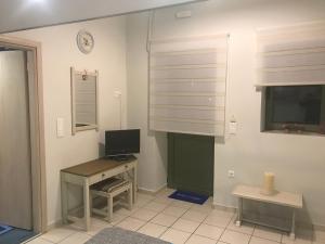 Televízia a/alebo spoločenská miestnosť v ubytovaní Odyssey Apartment