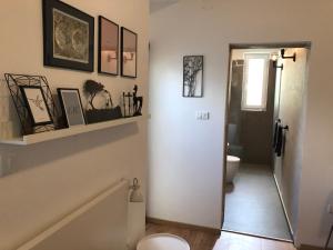 Łazienka z białą toaletą i umywalką w obiekcie Apartment Check in w Puli +30 zdjęć