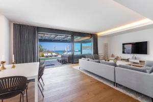 Villa first line beach, 6 bedrooms, private pool, Costabella ...