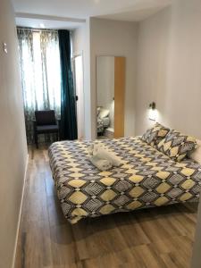 バレンシアにあるBotanicのベッドルーム1室(ベッド1台、椅子付)