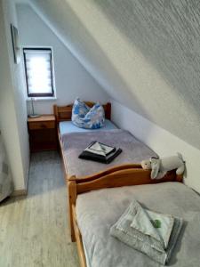 1 dormitorio con 2 camas individuales en un ático en Heimathafen Ückeritz, en Ückeritz