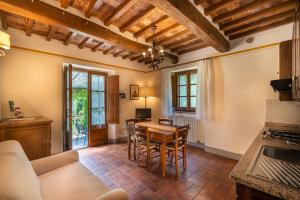 a kitchen and dining room with a table and chairs at Villa Borgo San Pietro in Cortona