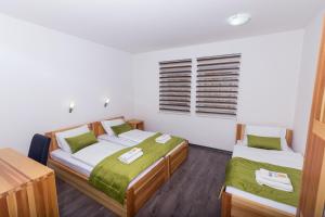 1 Schlafzimmer mit 2 Betten und grüner Bettwäsche in der Unterkunft Green Villas Tjentiste in Tjentište