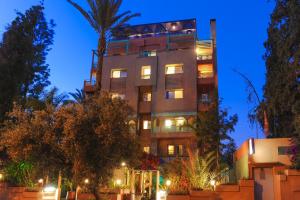 een hoog gebouw met lichten ervoor bij Appart-Hotel Amina Resort in Marrakesh