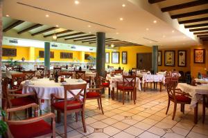 A restaurant or other place to eat at Hotel Villa de Alquézar