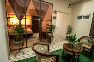 a room with a bed and a table and chairs at Casa de Juan Hostal in Xalapa