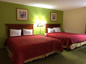 Säng eller sängar i ett rum på Red Bluff Inn